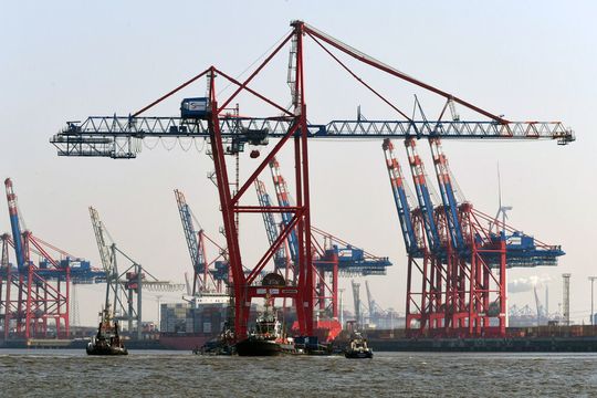 Die erste von sechs Liebherr-Containerbrücken ist am 27. März 2020 am Eurogate-Terminal in Hamburg angekommen. Die erste von sechs Liebherr-Containerbrücken ist am 27. März 2020 am Eurogate-Terminal in Hamburg angekommen.