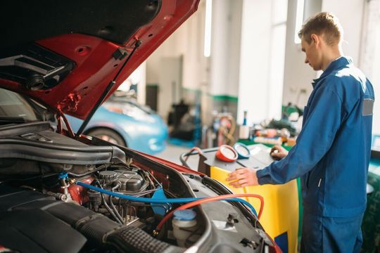 Auch wenn es jedes mal nur ein bisschen ist: Der Verlust von Kältemittel bei einem Klimaservicegerät kann im Laufe der Zeit beträchtlich ins Geld gehen. Und auch die Wartungshäufigkeit sollten Werkstätten beim Kauf einer neuen Station einkalkulieren. Auch wenn es jedes mal nur ein bisschen ist: Der Verlust von Kältemittel bei einem Klimaservicegerät kann im Laufe der Zeit beträchtlich ins Geld gehen. Und auch die Wartungshäufigkeit sollten Werkstätten beim Kauf einer neuen Station einkalkulieren.