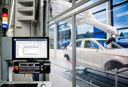 Die KI-Anwendung Advanced Analytics von Dürr identifiziert Fehlerquellen und ermittelt optimale Wartungszeitpunkte. Die KI-Anwendung Advanced Analytics von Dürr identifiziert Fehlerquellen und ermittelt optimale Wartungszeitpunkte.