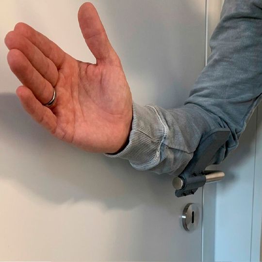 Der Hygiene-Türöffner erlaubt das Öffnen und Schließen von Türen mit dem Ellenbogen oder dem Unterarm. Der Hygiene-Türöffner erlaubt das Öffnen und Schließen von Türen mit dem Ellenbogen oder dem Unterarm.