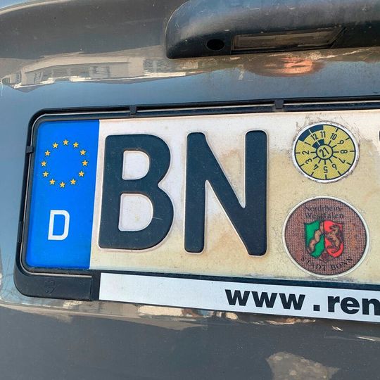 Die Händler bleiben ohne geöffnete Zulassungsstellen auf ihren vorfinanzierten Autos sitzen. Die Händler bleiben ohne geöffnete Zulassungsstellen auf ihren vorfinanzierten Autos sitzen.