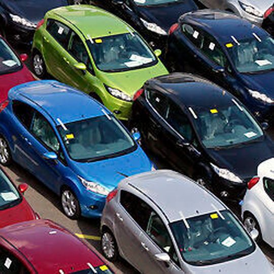 Händler bleiben auf ihren Neuwagen sitzen, weil Kfz-Zulassungsstellen geschlossen sind. Händler bleiben auf ihren Neuwagen sitzen, weil Kfz-Zulassungsstellen geschlossen sind.