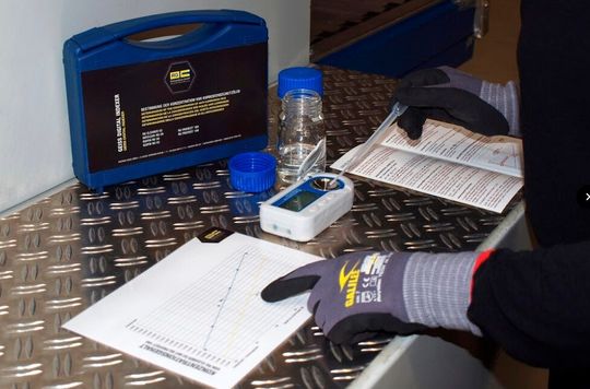 Perfekter Korrosionsschutz im PER-Bad: Mithilfe des Testkoffers Geiss Per Density Test lassen sich die Dichte und der Anteil an Korrosionsschutzöl ermitteln. Perfekter Korrosionsschutz im PER-Bad: Mithilfe des Testkoffers Geiss Per Density Test lassen sich die Dichte und der Anteil an Korrosionsschutzöl ermitteln.