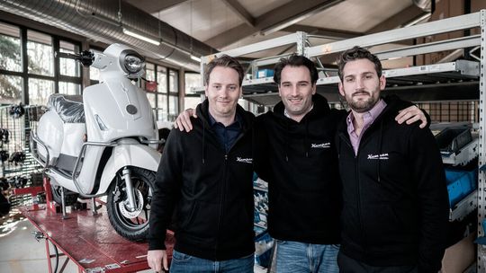 (v.li.) Daniel, Patrik und Philipp Tykesson bedanken sich bei ihren Mitarbeitern für die kollektive Bewältigung des Brandschadens. (v.li.) Daniel, Patrik und Philipp Tykesson bedanken sich bei ihren Mitarbeitern für die kollektive Bewältigung des Brandschadens.