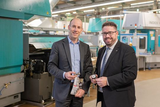 Zerspanungsexperte Leipold realisiert eine saisonbedingte Zwischenfinanzierung als auch eine Wachstumsfinanzierung mithilfe eines Fintechs. Im Bild: Dr. Daniel Bartsch, COO bei Creditshelf, (li.) und Pascal Schiefer, Geschäftsführer bei Carl Leipold. Zerspanungsexperte Leipold realisiert eine saisonbedingte Zwischenfinanzierung als auch eine Wachstumsfinanzierung mithilfe eines Fintechs. Im Bild: Dr. Daniel Bartsch, COO bei Creditshelf, (li.) und Pascal Schiefer, Geschäftsführer bei Carl Leipold.