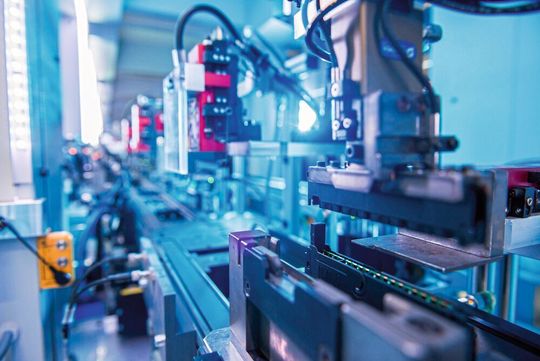 Ethernet Switches: Die schnelle Ring- und Kettenredundanz schützt vor dem Ausfall des Gesamtnetzwerks im Fehlerfall und steigert so die Netzwerkverfügbarkeit. Ethernet Switches: Die schnelle Ring- und Kettenredundanz schützt vor dem Ausfall des Gesamtnetzwerks im Fehlerfall und steigert so die Netzwerkverfügbarkeit.