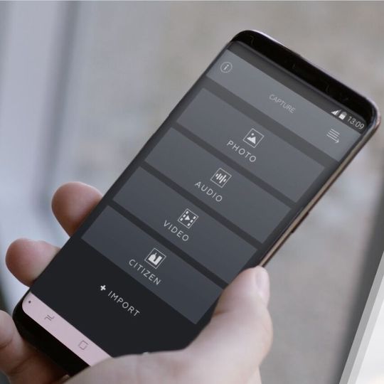 Über die Plattform Axon Citizen können Beweismittel u.a. direkt über das Smartphone an die Polizei gesendet werden. Über die Plattform Axon Citizen können Beweismittel u.a. direkt über das Smartphone an die Polizei gesendet werden.