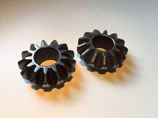 Links das behandelte, rechts das unbehandelte Bauteil: Die vibrationsunterstützte Tribokonditionierung reduziert die Oberflächenrauheit und erzeugt ein plateauähnliches Rauheitsprofil. Links das behandelte, rechts das unbehandelte Bauteil: Die vibrationsunterstützte Tribokonditionierung reduziert die Oberflächenrauheit und erzeugt ein plateauähnliches Rauheitsprofil.