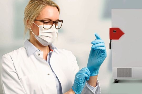 Im Trockenschrank von Binder werden gereinigte Schutzmasken zur Wiederverwendung getrocket.