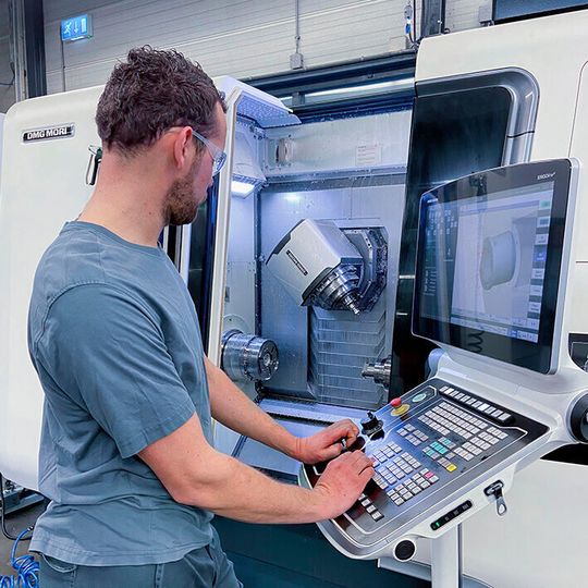 Maschinenbediener Peter Voorsluis fertigt auf der CTX beta 800 TC medizintechnische Instrumente und Bauteile für Röntgenröhren. Maschinenbediener Peter Voorsluis fertigt auf der CTX beta 800 TC medizintechnische Instrumente und Bauteile für Röntgenröhren.