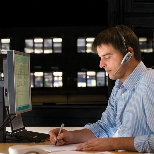Über Telefon, Live-Chats, Remote-Schaltungen und eine Datenbrille unterstützten die Uhlmann-Experten in Laupheim die Kollegen an der chinesischen Ostküste beim Umbau und der Inbetriebnahme einer komplexen Hochleistungs-Blisterlinie Über Telefon, Live-Chats, Remote-Schaltungen und eine Datenbrille unterstützten die Uhlmann-Experten in Laupheim die Kollegen an der chinesischen Ostküste beim Umbau und der Inbetriebnahme einer komplexen Hochleistungs-Blisterlinie