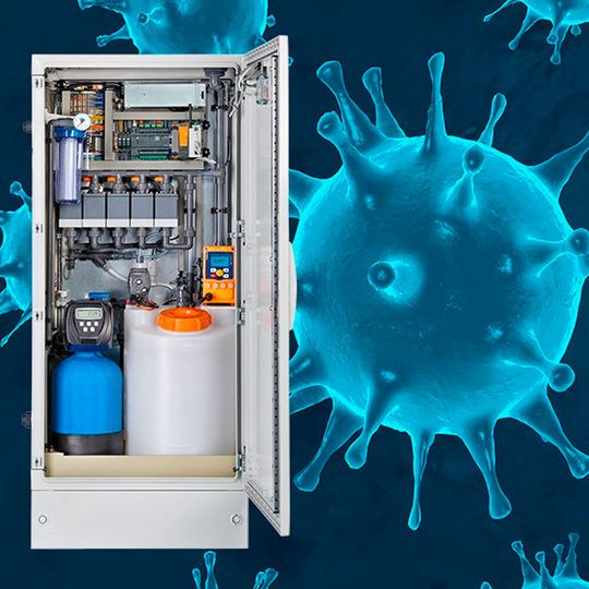 Chlorinsitu IIa ist eine kompakte On-site-Elektrolyseanlage zur Produktion einer chloratarmen Hypochloritlösung aus Kochsalz und elektrischer Energie. Mit dem wirksamen Desinfektionsmittel lassen sich alle harten Oberflächen, z.B. Treppengeländer, Türklinken, Krankennachttische, Böden und Wände zuverlässig desinfizieren. Chlorinsitu IIa ist eine kompakte On-site-Elektrolyseanlage zur Produktion einer chloratarmen Hypochloritlösung aus Kochsalz und elektrischer Energie. Mit dem wirksamen Desinfektionsmittel lassen sich alle harten Oberflächen, z.B. Treppengeländer, Türklinken, Krankennachttische, Böden und Wände zuverlässig desinfizieren.