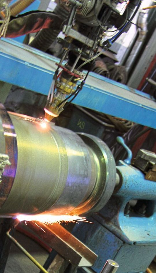 Die vorgewärmte Richtachse wird mit einem 3 mm großen Brennfleck per Laserauftragschweißen regeneriert. Die vorgewärmte Richtachse wird mit einem 3 mm großen Brennfleck per Laserauftragschweißen regeneriert.