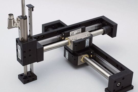 Positionieren, Palettieren, Prüfen, Fügen und mehr: Die Raumportale von Jung basieren auf der Kombination von zwei High-Dynamic-Linearmotor-Achsen HA02-37S (X- und Y-Achse) und einem High-Dynamic-Linearmotor-Modul HM01 (Z-Achse). Positionieren, Palettieren, Prüfen, Fügen und mehr: Die Raumportale von Jung basieren auf der Kombination von zwei High-Dynamic-Linearmotor-Achsen HA02-37S (X- und Y-Achse) und einem High-Dynamic-Linearmotor-Modul HM01 (Z-Achse).