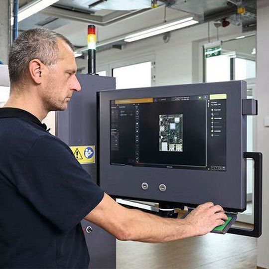 Die ViCON Protecto ist über eine Touchbedienoberfläche und in Form verschiedener Gesten zu bedienen. Die ViCON Protecto ist über eine Touchbedienoberfläche und in Form verschiedener Gesten zu bedienen.