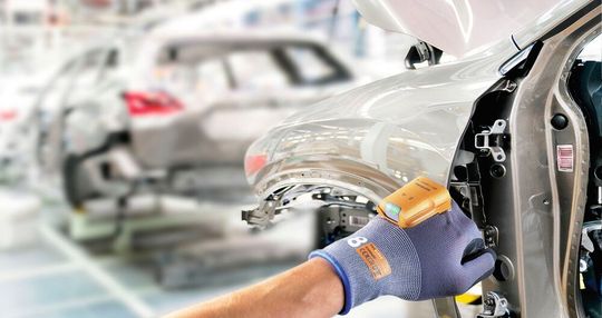 Mehr Effizienz – die wearable-Barcodescanner von ProGlove reduzieren Greifzeiten und sorgen so für bis zu 50 % weniger Zeitaufwand. Mehr Effizienz – die wearable-Barcodescanner von ProGlove reduzieren Greifzeiten und sorgen so für bis zu 50 % weniger Zeitaufwand.