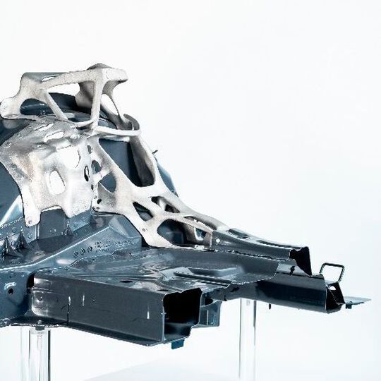 Die Strukturoptimierung mit Altair Opti-Struct ermöglichte ein fertigungsgerechtes Bauteil, das funkionaler und gleichzeitig leichter ist. Die Strukturoptimierung mit Altair Opti-Struct ermöglichte ein fertigungsgerechtes Bauteil, das funkionaler und gleichzeitig leichter ist.