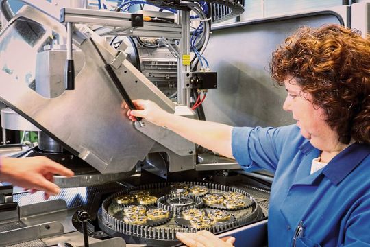 Bestückung der Feinschleifmaschine Spiro F5 mit Mikrokomponenten. Bestückung der Feinschleifmaschine Spiro F5 mit Mikrokomponenten.