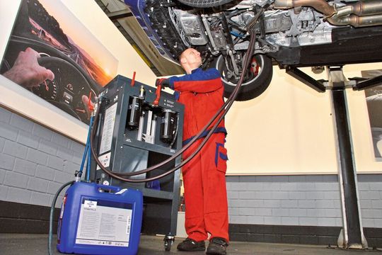 Für Andre Gehrendorf, Kfz-Mechatoniker beim Autohaus Krenz in Paderborn sind Getriebeölspülungen eine Arbeit wie jede andere auch. Einzig beim Auffinden der „Anschlussstellen“ beim jeweiligen Modell braucht es eine gewisse Erfahrung. Für Andre Gehrendorf, Kfz-Mechatoniker beim Autohaus Krenz in Paderborn sind Getriebeölspülungen eine Arbeit wie jede andere auch. Einzig beim Auffinden der „Anschlussstellen“ beim jeweiligen Modell braucht es eine gewisse Erfahrung.