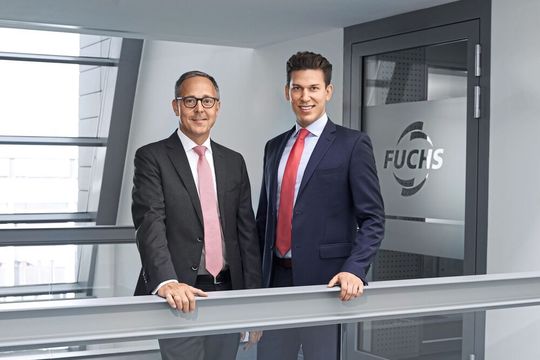 Die Ansprechpartner für Autohäuser und Werkstätten der Fuchs Schmierstoffe GmbH sind Stephan Lenz, Leiter Autohaus- und Werkstattgeschäft (re.), und Dirk Nusselt, Leitung Verkauf Automotive. Die Ansprechpartner für Autohäuser und Werkstätten der Fuchs Schmierstoffe GmbH sind Stephan Lenz, Leiter Autohaus- und Werkstattgeschäft (re.), und Dirk Nusselt, Leitung Verkauf Automotive.