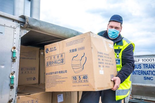Entladung eines Unit Load Device (ULD) mit Covid-19-Masken, der Luftfracht-typischen Transporteinheit. Entladung eines Unit Load Device (ULD) mit Covid-19-Masken, der Luftfracht-typischen Transporteinheit.