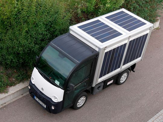 Versuchsfahrzeug: Mini-E-Lkw mit integrierten Schindel-Solarzellen.