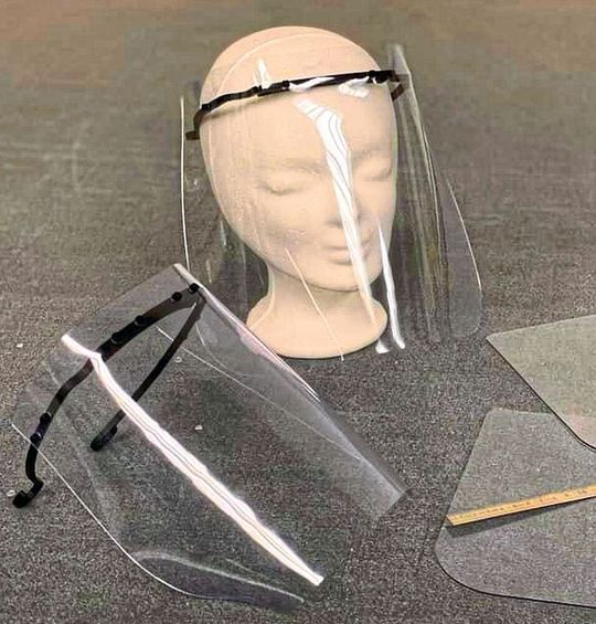 Der Gesichtsfeldschirm von Kager ist kein Ersatz für eine Atemschutzmaske, sondern dient als zusätzliche Sicherheitsbarriere für das Personal. Der Gesichtsfeldschirm von Kager ist kein Ersatz für eine Atemschutzmaske, sondern dient als zusätzliche Sicherheitsbarriere für das Personal.