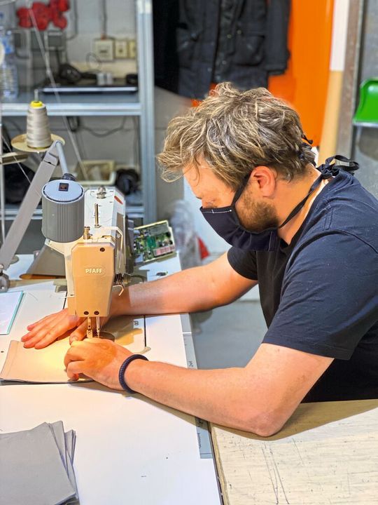 Skylotec hat Teile seiner Produktion umgestellt – und stellt auf den vorhandenen Nähmaschinen nun auch Mund-Nasen-Schutz her. Skylotec hat Teile seiner Produktion umgestellt – und stellt auf den vorhandenen Nähmaschinen nun auch Mund-Nasen-Schutz her.