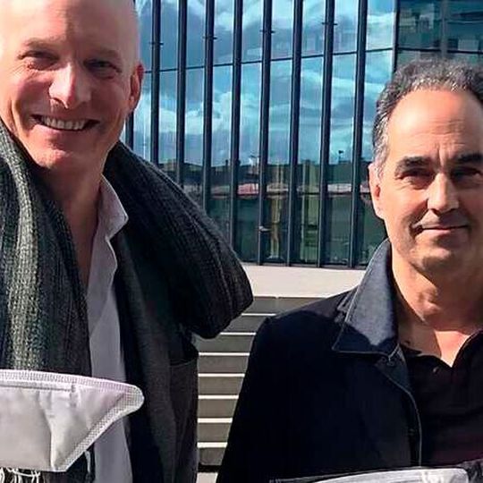 Carlo Centonze (links) und Thierry Pelet mit den ersten Prototypen der mit HeiQ Viroblock NPJ03 behandelten Gesichtsmasken. Carlo Centonze (links) und Thierry Pelet mit den ersten Prototypen der mit HeiQ Viroblock NPJ03 behandelten Gesichtsmasken.