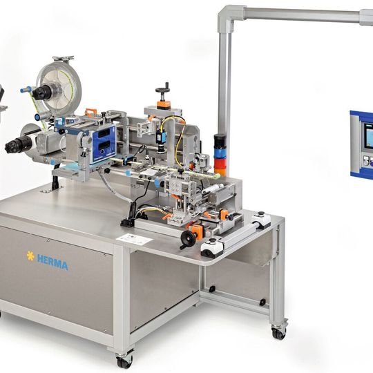 Der neue Rundum-Etikettierer 211 HC von HERMA stellt sicher, dass auch bei manueller Produktzuführung höchste Prozesssicherheit bei der Etikettierung erreicht wird. Der neue Rundum-Etikettierer 211 HC von HERMA stellt sicher, dass auch bei manueller Produktzuführung höchste Prozesssicherheit bei der Etikettierung erreicht wird.