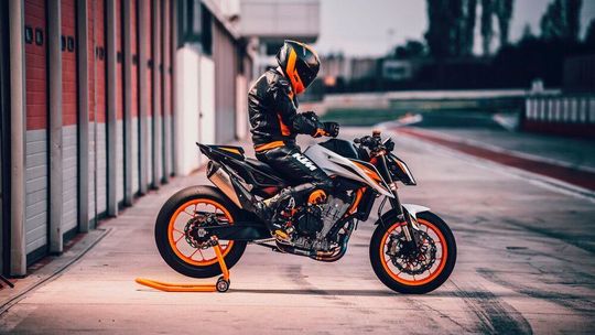 Im Fall der Duke 890 R müssen die über 120 PS nur 166 Kilogramm Fahrzeuggewicht bewegen. Im Fall der Duke 890 R müssen die über 120 PS nur 166 Kilogramm Fahrzeuggewicht bewegen.
