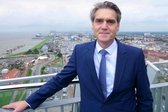 „Wer heute international studiert, hat allerbeste Aussichten, in einer der weltweit größten Branchen Karriere zu machen“, erklärt Robert Howe, Geschäftsführer von Bremenports. „Wer heute international studiert, hat allerbeste Aussichten, in einer der weltweit größten Branchen Karriere zu machen“, erklärt Robert Howe, Geschäftsführer von Bremenports.
