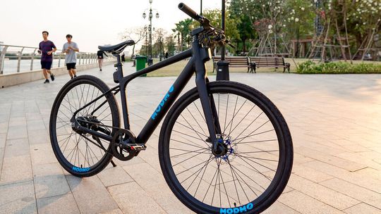 Obwohl es optisch wie ein konventionelles Fahrrad aussieht, handelt es sich beim Modmo Siagon um ein Pedelec. Obwohl es optisch wie ein konventionelles Fahrrad aussieht, handelt es sich beim Modmo Siagon um ein Pedelec.