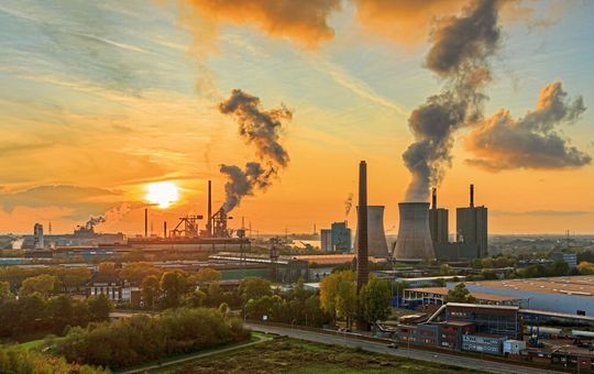 Um die Einsparziele der Bundesregierung zu erreichen, muss die Industrie ihre Emissionen drastisch senken. Der erste Schritt zur nachhaltigen Produktion ist die Ermittlung der eigenen CO2-Bilanz. Um die Einsparziele der Bundesregierung zu erreichen, muss die Industrie ihre Emissionen drastisch senken. Der erste Schritt zur nachhaltigen Produktion ist die Ermittlung der eigenen CO2-Bilanz.