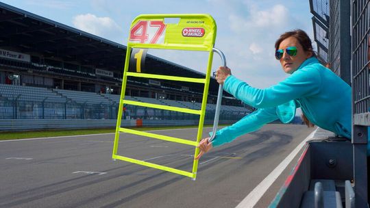 Janine, 32 Jahre, Beamtin – und verrückt nach Motorrädern. Janine, 32 Jahre, Beamtin – und verrückt nach Motorrädern.