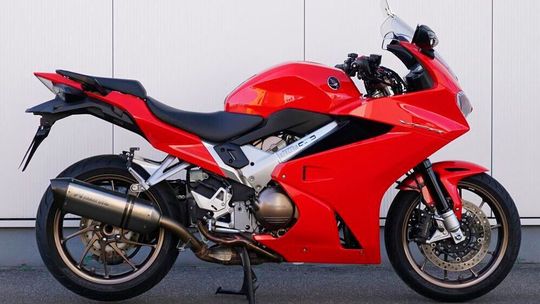 Trotz der hohen Ergonomie der Honda VFR 800 F ließ sich der Lenker bisher nicht umfangreich individuell anpassen. ABM hat die Lösung. Trotz der hohen Ergonomie der Honda VFR 800 F ließ sich der Lenker bisher nicht umfangreich individuell anpassen. ABM hat die Lösung.