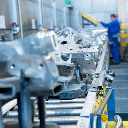 So voll stehen die Bänder bei den Zulieferern momentan nicht. Der stark zurückgegangene Neuwagenabsatz sorgt für Produktionsstopps in der Autoindustrie. So voll stehen die Bänder bei den Zulieferern momentan nicht. Der stark zurückgegangene Neuwagenabsatz sorgt für Produktionsstopps in der Autoindustrie.