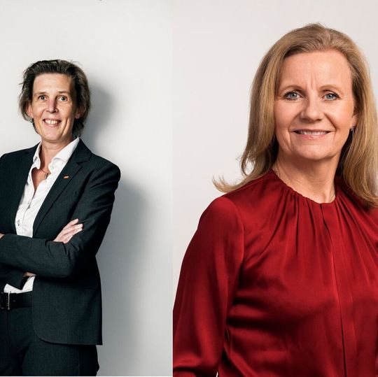 Sandvik Coromant und Microsoft verbinden ihre Stärken, damit die Zukunft der Fertigung gesichert wird, wie es heißt. Von links: Nadine Crauwels, Präsidentin von Sandvik Coromant, und Hélène Barnekow, CEO von Microsoft Schweden. Durch die Verknüpfung des Zerspanungs-Know-hows von Sandvik Coromant mit der Expertise von Microsoft sollen Glieder der Produktionskette vernetzt werden, und so die nächste Generation der Fertigung entstehen. Sandvik Coromant und Microsoft verbinden ihre Stärken, damit die Zukunft der Fertigung gesichert wird, wie es heißt. Von links: Nadine Crauwels, Präsidentin von Sandvik Coromant, und Hélène Barnekow, CEO von Microsoft Schweden. Durch die Verknüpfung des Zerspanungs-Know-hows von Sandvik Coromant mit der Expertise von Microsoft sollen Glieder der Produktionskette vernetzt werden, und so die nächste Generation der Fertigung entstehen.