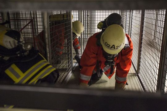 Erhöhte Sicherheit für Rettungskräfte: Dank eines Ortungssystems lassen sich Laufwege nachvollziehen und Personen in einem Gebäude besser lokalisieren. Erhöhte Sicherheit für Rettungskräfte: Dank eines Ortungssystems lassen sich Laufwege nachvollziehen und Personen in einem Gebäude besser lokalisieren.