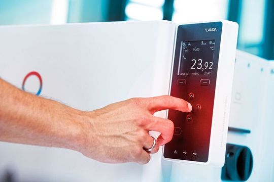 Die Prozessthermostate von Lauda arbeiten nach dem Durchflussprinzip mit Kaltölüberlagerung und ermöglichen so die Nutzung eines weiten Temperaturbereichs mit einem Temperiermedium. Die Prozessthermostate von Lauda arbeiten nach dem Durchflussprinzip mit Kaltölüberlagerung und ermöglichen so die Nutzung eines weiten Temperaturbereichs mit einem Temperiermedium.