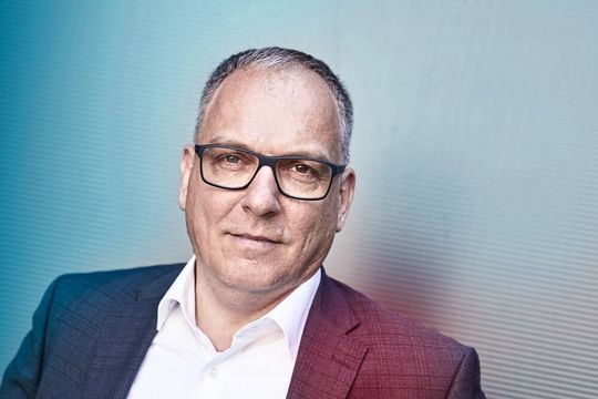 Hält nicht viel von fahrerlosen Transportsystemen in seinem Betrieb: Dr. Marc Stricker, der seinen Abschluss zum Dipl.-Ing. Maschinenbau und den Doktortitel an der RWTH Aachen erworben und 2011 an der Friedrich-Alexander-Universität Erlangen-Nürnberg zusätzlich den Master of Business Administration erlangt hat.