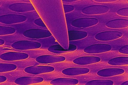 Zum Reinigen auf der Nanoskala wird eine feine Metallspitze genutzt. Zum Reinigen auf der Nanoskala wird eine feine Metallspitze genutzt.