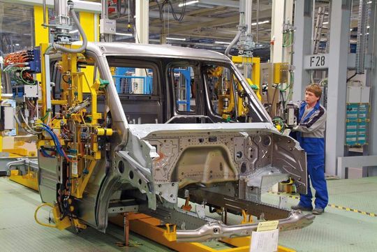 Der Großwerkzeugbau kann durch intelligente Lösungen erheblich zur Kostensenkung im Fahrzeugbau beitragen. Bild: Daimler Der Großwerkzeugbau kann durch intelligente Lösungen erheblich zur Kostensenkung im Fahrzeugbau beitragen. Bild: Daimler