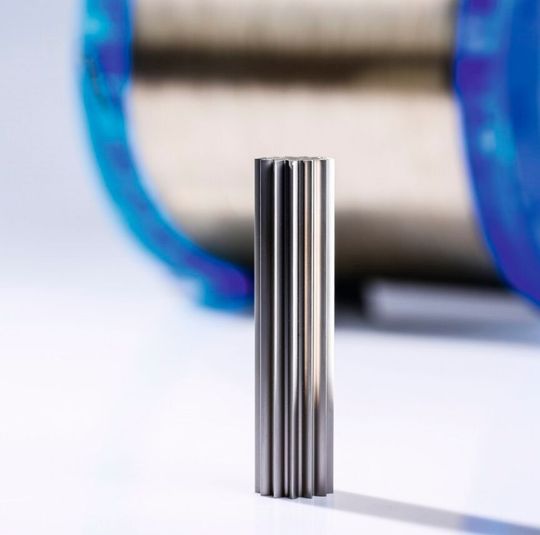 Zahnräder aus Sintermetall werden mit einem Stempel aus Hartmetall gepresst, wie hier einer im Bild zu sehen ist. Die Formenbauer bei der Sauter GmbH fertigen solche Pressstempel mit maximal 200 mm Länge, heißt es. Und diese wichen von der idealen Zylinderform um nur höchstens 3 µm ab. Zahnräder aus Sintermetall werden mit einem Stempel aus Hartmetall gepresst, wie hier einer im Bild zu sehen ist. Die Formenbauer bei der Sauter GmbH fertigen solche Pressstempel mit maximal 200 mm Länge, heißt es. Und diese wichen von der idealen Zylinderform um nur höchstens 3 µm ab.
