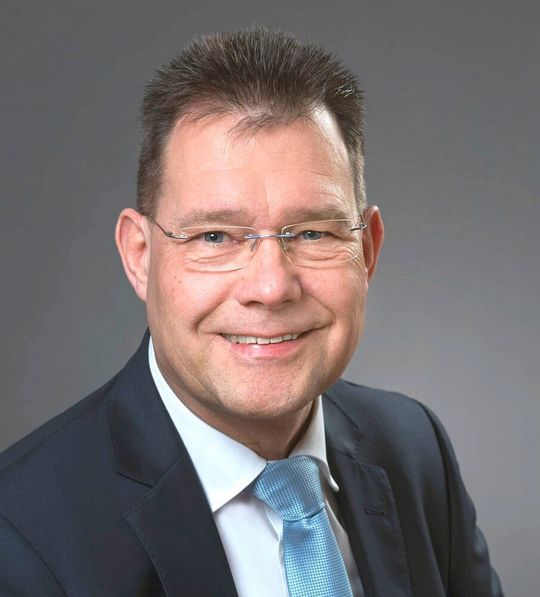 Geschäftsführer Matthias Kroll: „Die bei der Fertigung von Steritrays gewonnenen Erfahrungen können wir auch für die Realisierung anderer Träger- oder Aufnahmesysteme für die Labor-, Hygiene- und Diagnosetechnik nutzen.“ Geschäftsführer Matthias Kroll: „Die bei der Fertigung von Steritrays gewonnenen Erfahrungen können wir auch für die Realisierung anderer Träger- oder Aufnahmesysteme für die Labor-, Hygiene- und Diagnosetechnik nutzen.“
