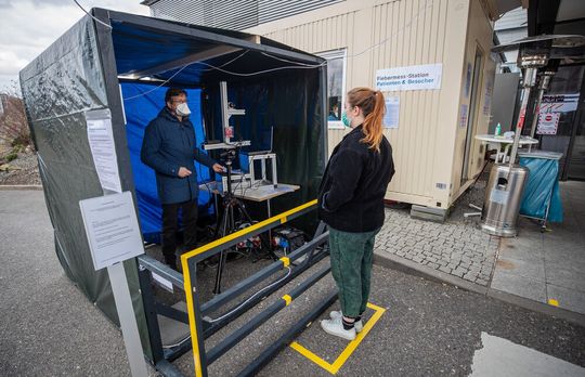 Patienten auf Abstand auf Symptome untersuchen: Möglich macht das ein neues Verfahren, das derzeit an einem Krankenhaus getestet wird. Patienten auf Abstand auf Symptome untersuchen: Möglich macht das ein neues Verfahren, das derzeit an einem Krankenhaus getestet wird.