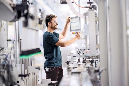 Um die Basisentwicklung von Maschinen kundenspezifisch anzupassen, sind CAD- und Engineering-Daten nötig. Die können global über ein entsprechendes PLM-System bereitgestellt werden. Um die Basisentwicklung von Maschinen kundenspezifisch anzupassen, sind CAD- und Engineering-Daten nötig. Die können global über ein entsprechendes PLM-System bereitgestellt werden.