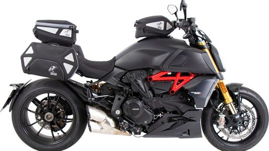 Auch für den bösen Muscle-Cruiser Ducati Diavel 1260/S ist nun Zubehör von Hepco & Becker erhältlich. Auch für den bösen Muscle-Cruiser Ducati Diavel 1260/S ist nun Zubehör von Hepco & Becker erhältlich.