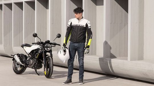 Die neue Lederjacke „Agile“ von Dainese verbindet Stil mit Komfort, Sicherheit und Beweglichkeit. Die neue Lederjacke „Agile“ von Dainese verbindet Stil mit Komfort, Sicherheit und Beweglichkeit.