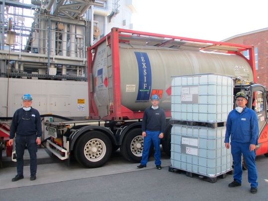Clariants Team am Standort in Gendorf produziert pro Monat etwa 2 Millionen Liter Desinfektionsmittel. Clariants Team am Standort in Gendorf produziert pro Monat etwa 2 Millionen Liter Desinfektionsmittel.